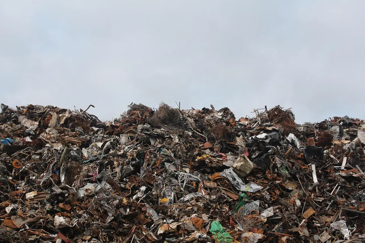 Grand tas de ferraille dans une cour de recyclage de métaux